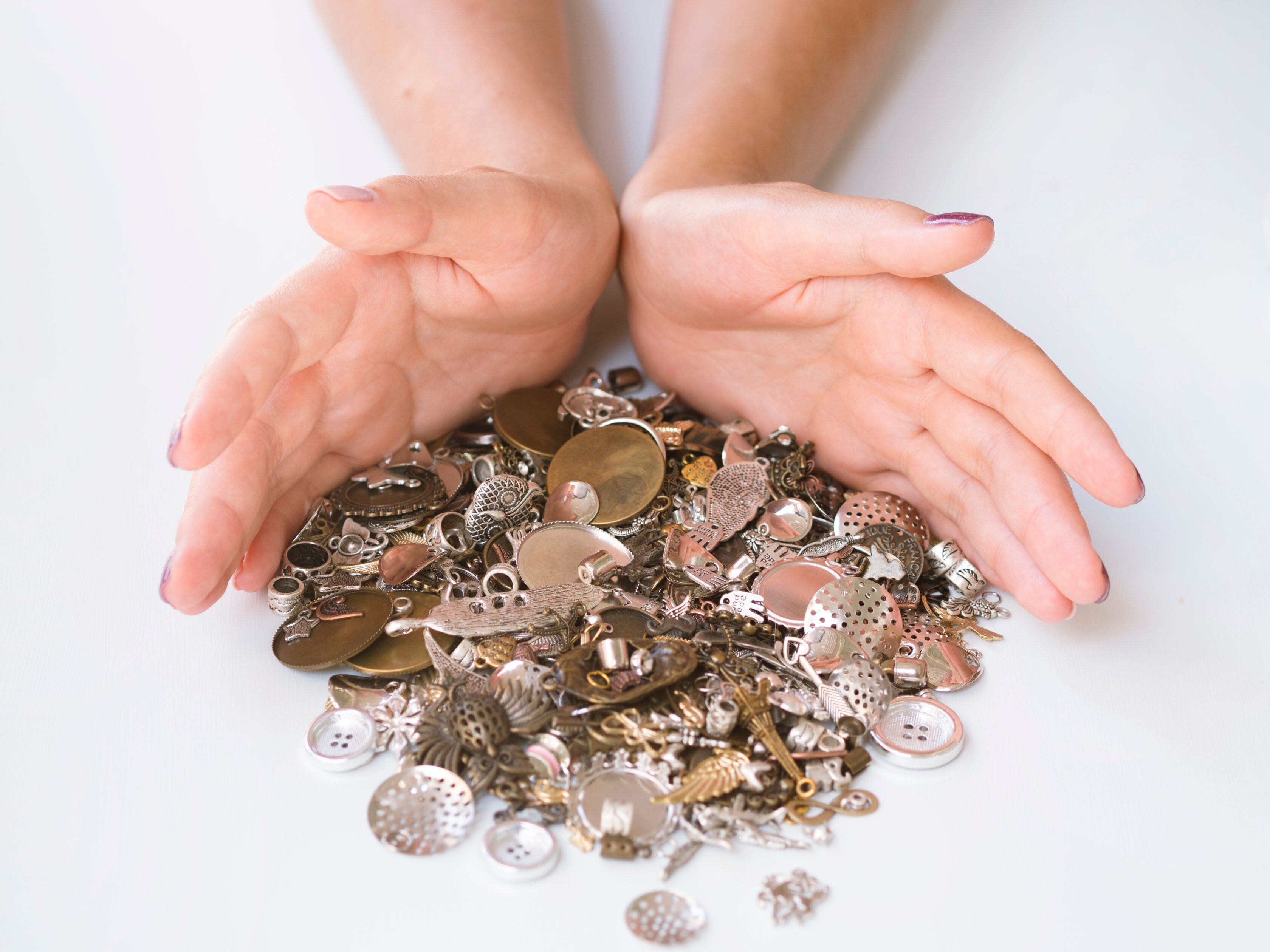 Cómo empezar un negocio de joyería de plata 925 con poca inversión